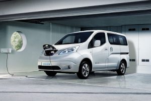 COCHE ELECTRICO NISSAN ENV 200 PUNTO DE RECARGA