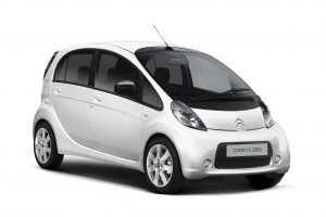 coche Citroen c zero electrico punto de carga powering car
